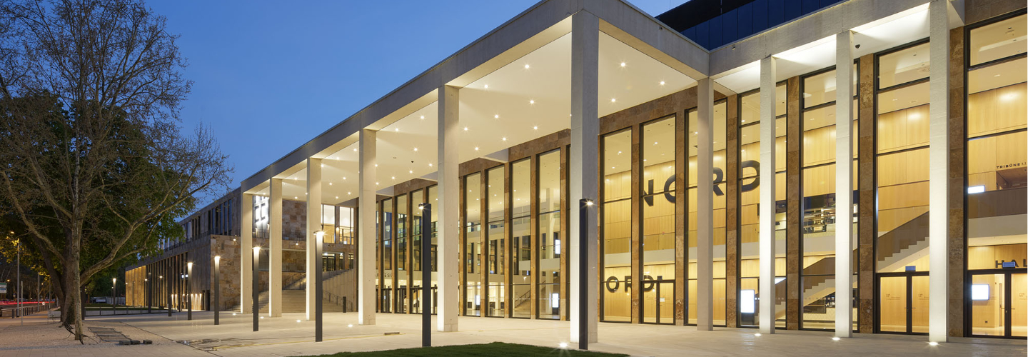 Veranstaltungsort des 106. Röntgenkongresses: Außenansicht RMCC bei Nacht, Wiesbaden.